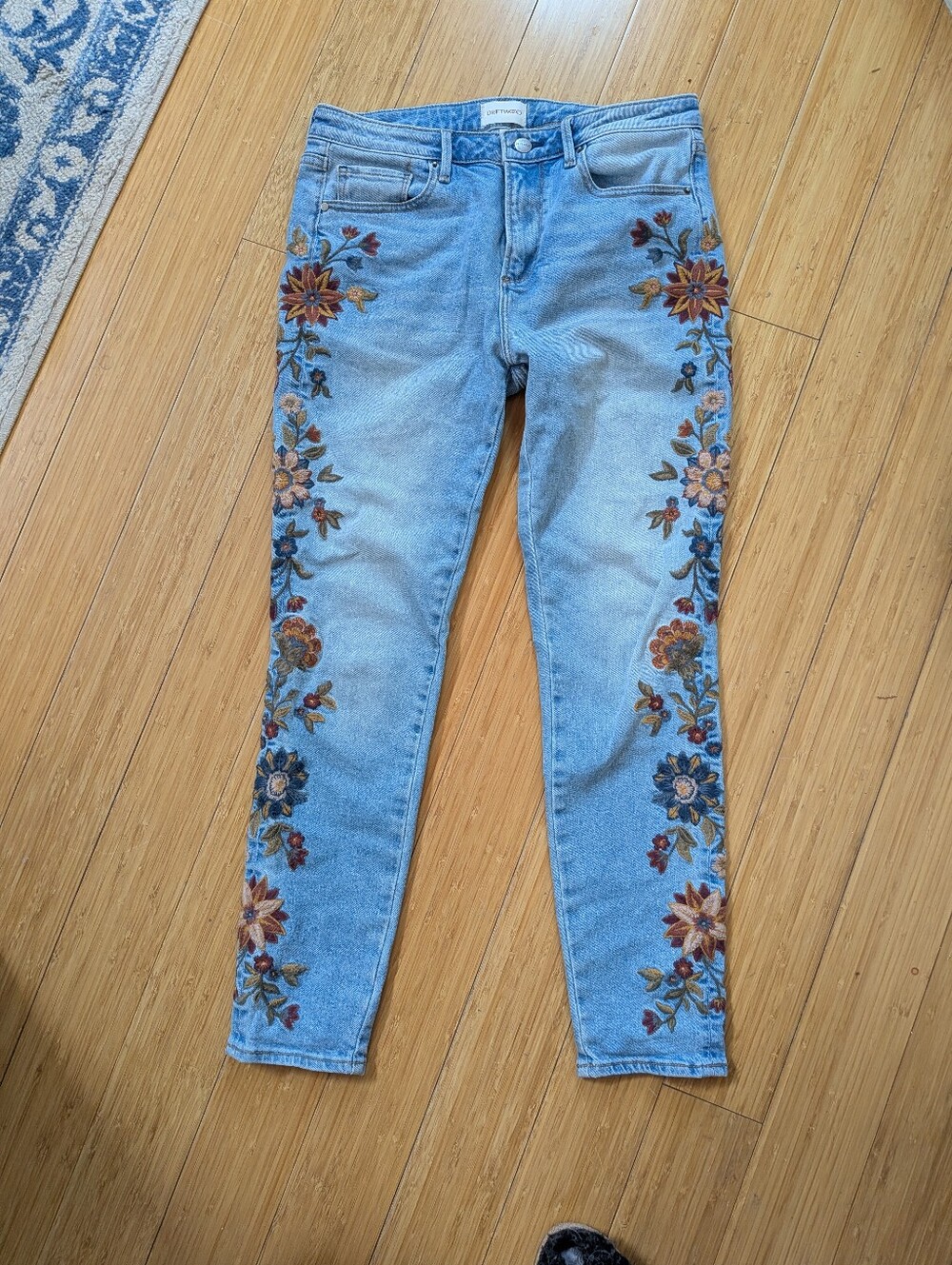 Driftwood Jackie High-Rise, Waist 27, Length 28, Embroidered Light Blue Jeans - Picture 9 of 9